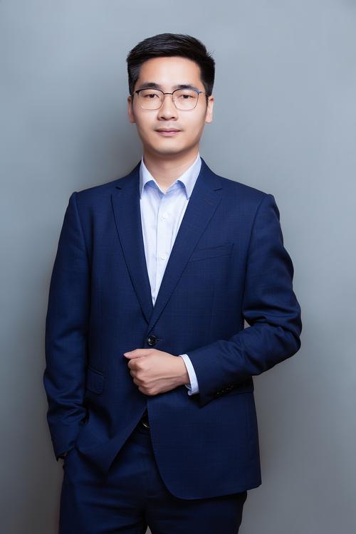 郑春 视觉与舞美负责人